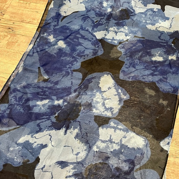 Northern reflection blue floral scarf - Picture 4 of 4